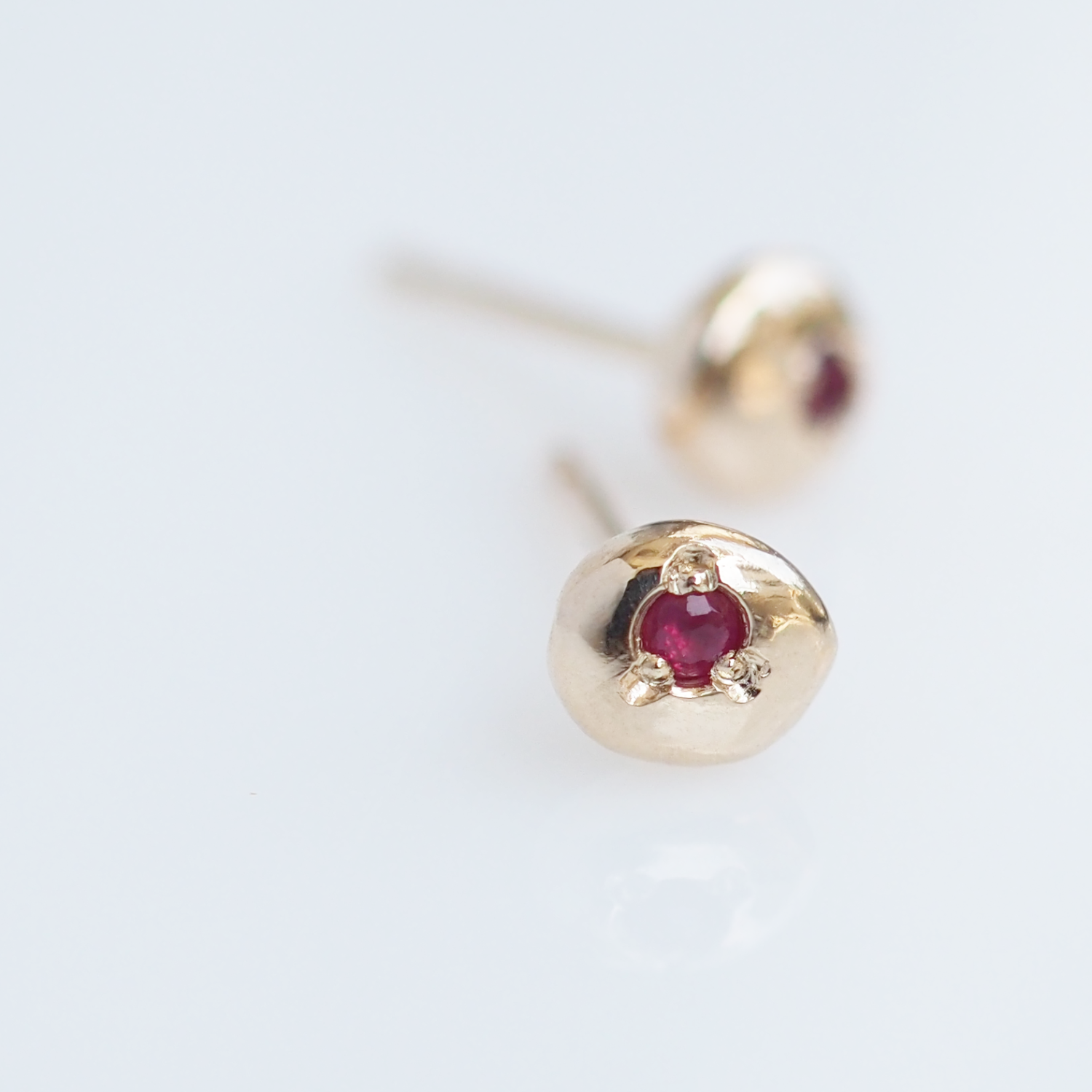 F2035 - PEBBLE RUBY ピアス