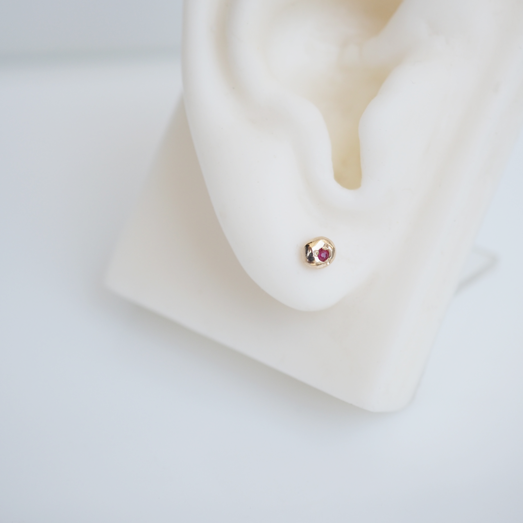 F2035 - PEBBLE RUBY ピアス