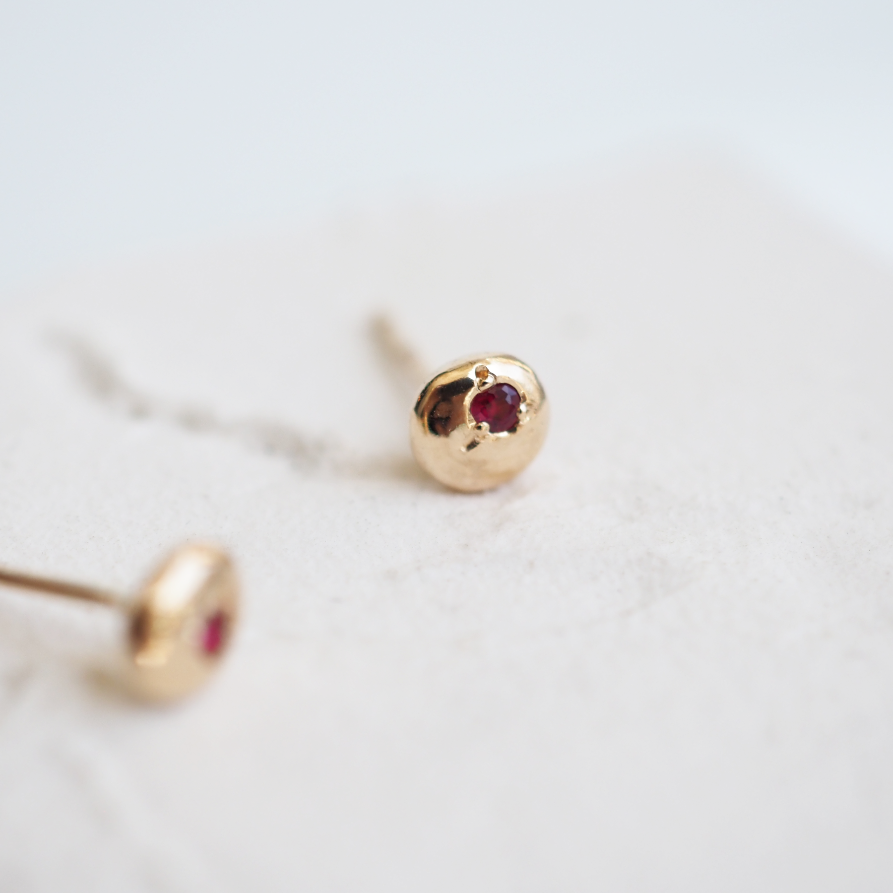 F2036 - PEBBLE RUBY ピアス