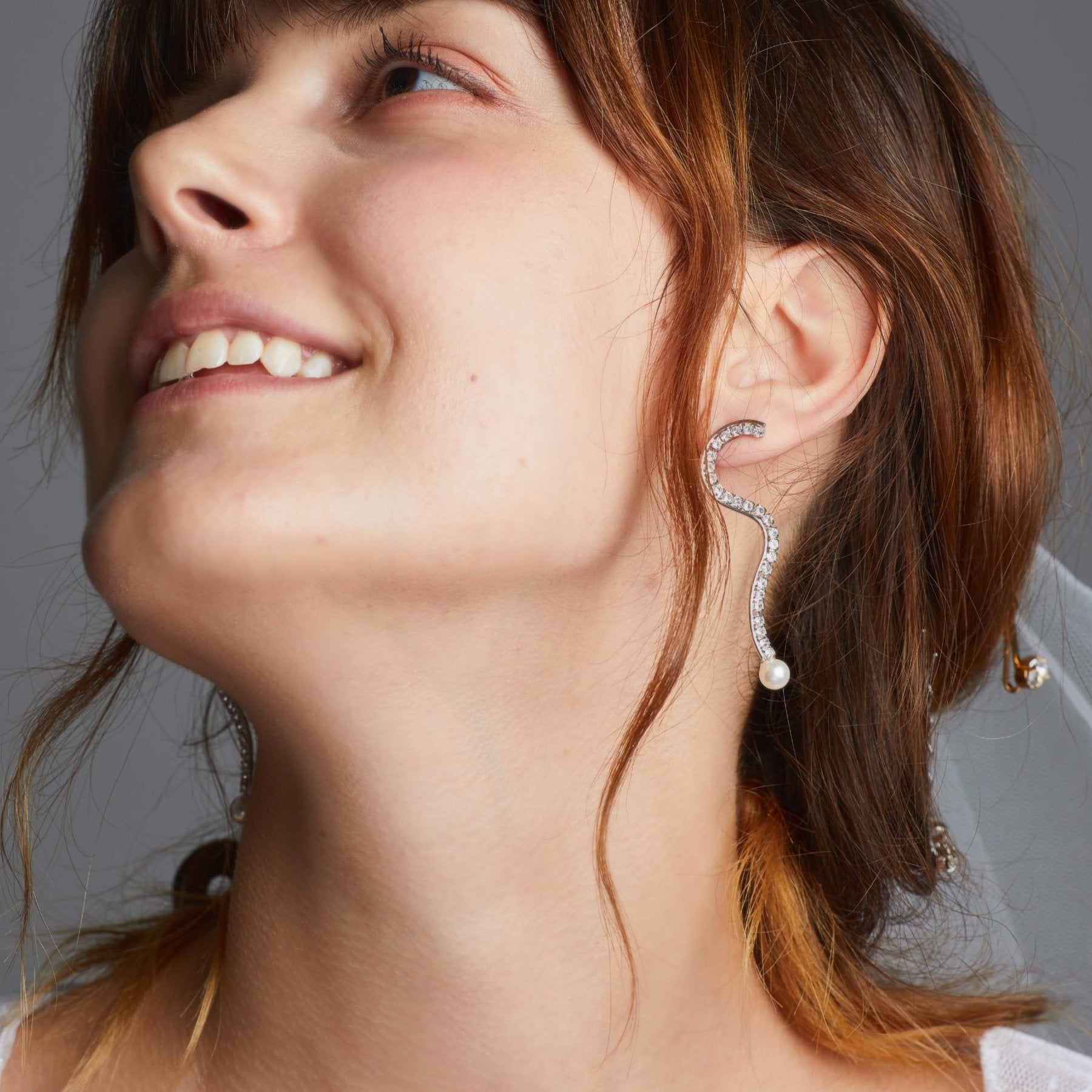 ANAN ピアス- masae公式オンラインストア | ビジューアクセサリー、クリスタルガラス、スワロフスキーピアス、コスチュームジュエリー、パールピアス、曲線ピアス、ロングピアス、パーティーアクセサリー、美的掲載、藤井サチさま着用