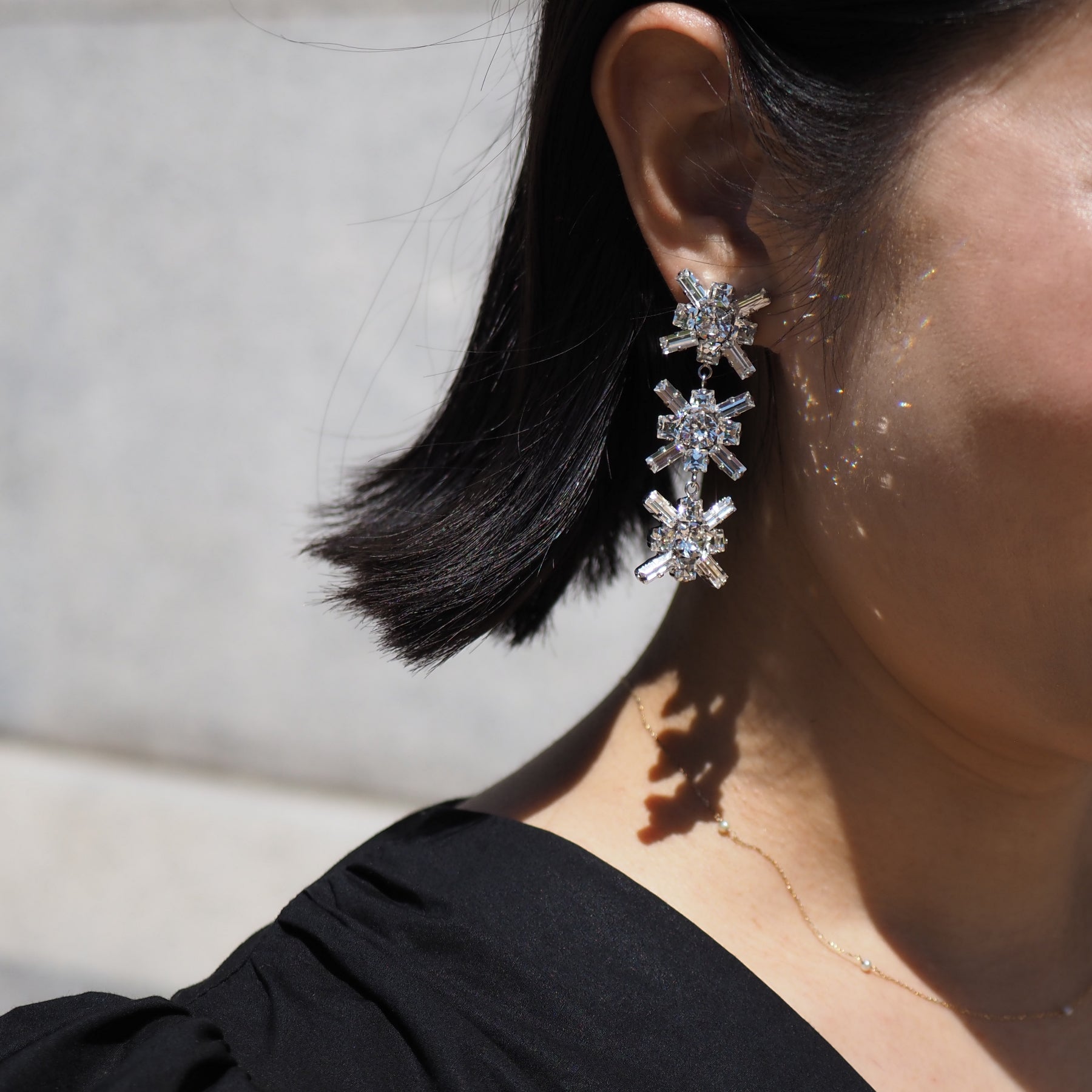 ASTRI ピアス - masae公式オンラインストア | ビジューピアス、クリスタルガラス、3連ピアス、花ピアス、花モチーフ、スワロフスキーピアス、コスチュームジュエリー、揺れるピアス、ロングピアス、大ぶり、三連ピアス、花モチーフ、ブライダルピアス、結婚式ピアス、ブライダルアクセサリー、お呼ばれアクセサリー、パーティーピアス、前撮りアクセサリー、プレ花嫁、non-no掲載、有村実樹着用、市川美織着用