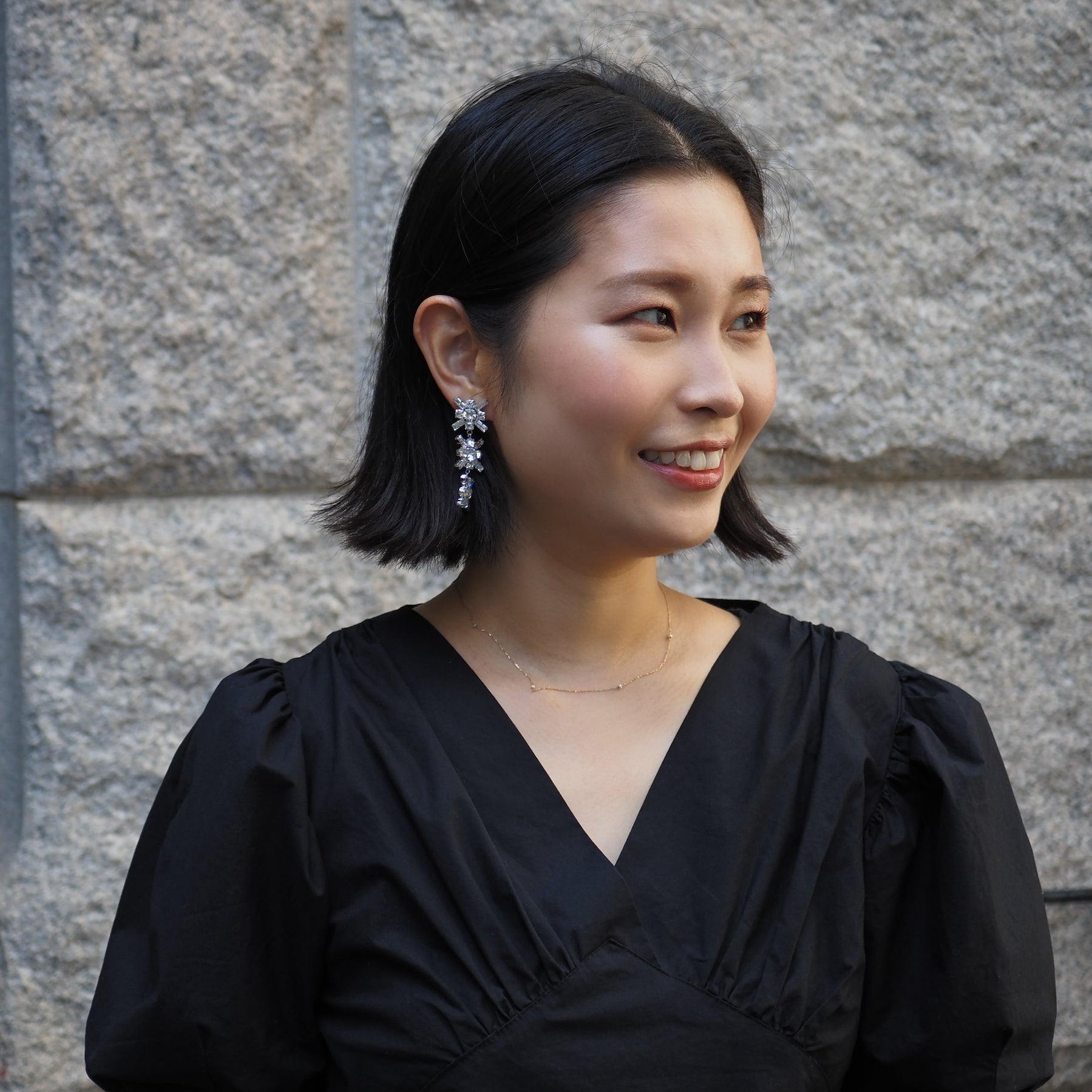 ASTRI ピアス - masae公式オンラインストア | ビジューピアス、クリスタルガラス、3連ピアス、花ピアス、花モチーフ、スワロフスキーピアス、コスチュームジュエリー、揺れるピアス、ロングピアス、大ぶり、三連ピアス、花モチーフ、ブライダルピアス、結婚式ピアス、ブライダルアクセサリー、お呼ばれアクセサリー、パーティーピアス、前撮りアクセサリー、プレ花嫁、non-no掲載、有村実樹着用、市川美織着用