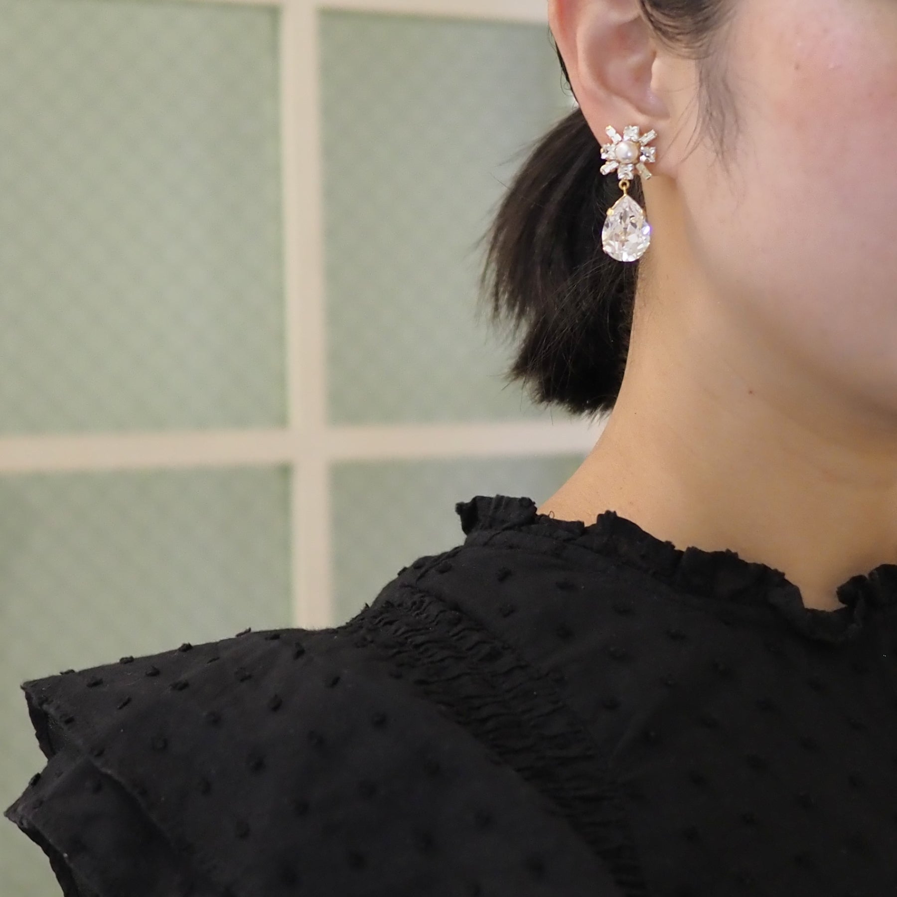 ASTRI DINA イヤリング - masae公式オンラインストア | ビジューイヤリング、クリスタルガラス、スワロフスキーイヤリング、コスチュームジュエリー、揺れるイヤリング、パールアクセサリー、ブライダルイヤリング、結婚式、お呼ばれアクセサリー、パーティーイヤリング、前撮りアクセサリー、プレ花嫁、クラシカルイヤリング、谷まりあ着用、鈴木愛理着用