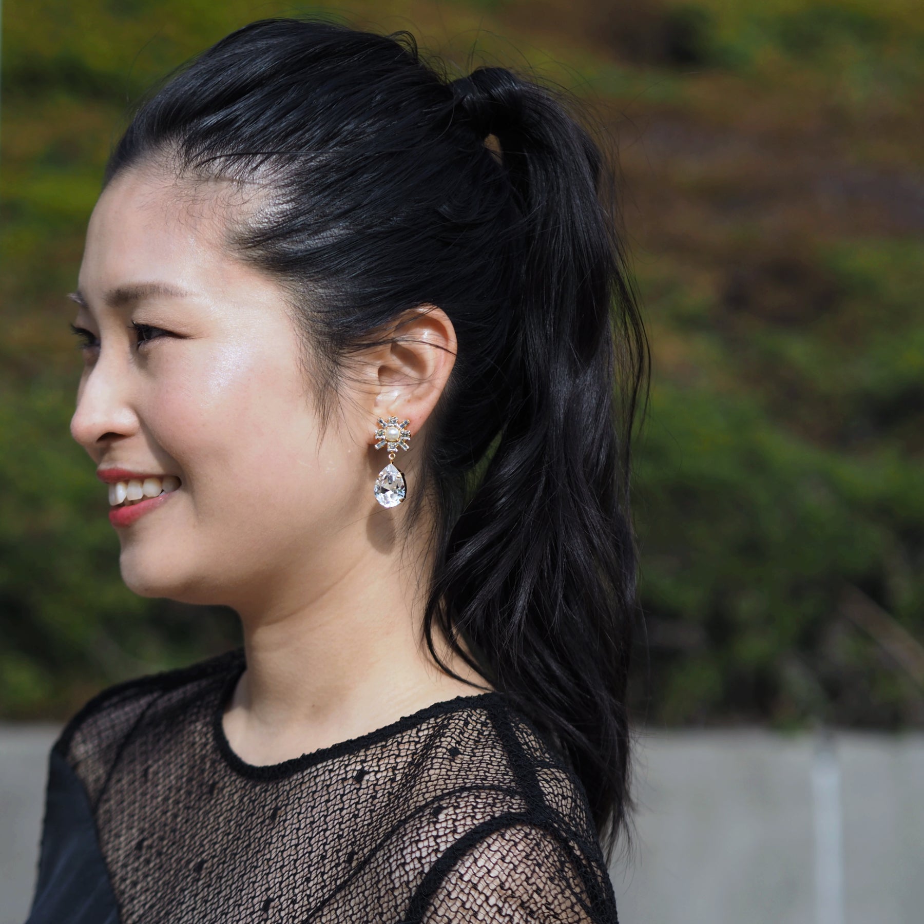 ASTRI DINA ピアス - masae公式オンラインストア | ビジューピアス、クリスタルガラス、スワロフスキーピアス、コスチュームジュエリー、揺れるピアス、パールアサリー、ブライダルピアス、結婚式ピアス、ブライダルアクセサリー、お呼ばれアクセサリー、パーティーピアス、前撮りアクセサリー、プレ花嫁、クラシカルピアス、谷まりあ着用、鈴木愛理着用、美人百花掲載、大人百花掲載