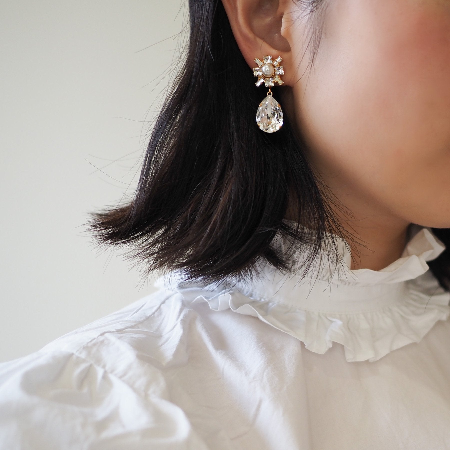 ASTRI DINA ピアス - masae公式オンラインストア | ビジューピアス、クリスタルガラス、スワロフスキーピアス、コスチュームジュエリー、揺れるピアス、パールアサリー、ブライダルピアス、結婚式ピアス、ブライダルアクセサリー、お呼ばれアクセサリー、パーティーピアス、前撮りアクセサリー、プレ花嫁、クラシカルピアス、谷まりあ着用、鈴木愛理着用、美人百花掲載、大人百花掲載