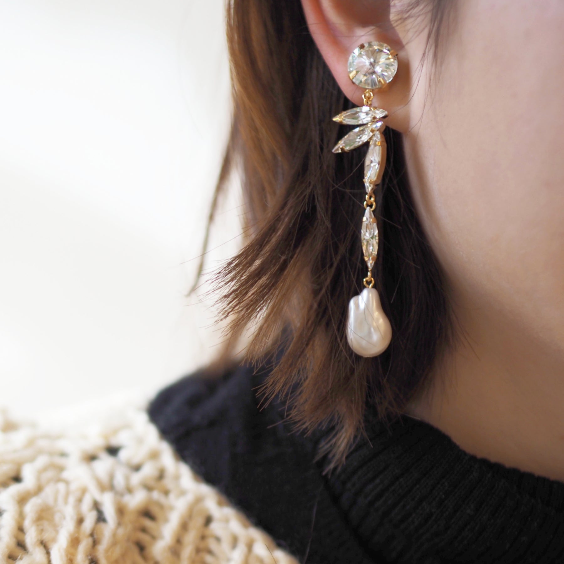 BIRVA イヤリング - masae公式オンラインストア | ビジューイヤリング、クリスタルガラス、スワロフスキーイヤリング、コスチュームジュエリー、パールアクセサリー、羽モチーフ、揺れるイヤリング、ロングイヤリング、大ぶり、ブライダルアクセサリー、結婚式イヤリング、ブライダルイヤリング、お呼ばれアクセサリー、パーティーイヤリング、前撮りアクセサリー、プレ花嫁、美人百花掲載、non-no掲載、泉里香着用、藤井サチ着用