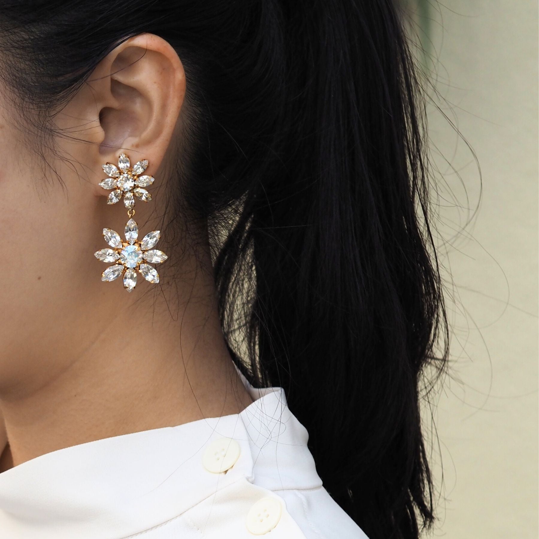 BLOOM イヤリング - masae公式オンラインストア|大ぶりイヤリング、花イヤリング、花モチーフ、ビジューアクセサリー、クリスタルガラス、揺れるイヤリング、スワロフスキーイヤリング、二連イヤリング、ブライダルイヤリング、結婚式イヤリング、ブライダルアクセサリー、プレ花嫁、谷まりあ着用、道重さゆみ着用、美人百花掲載、non-no掲載