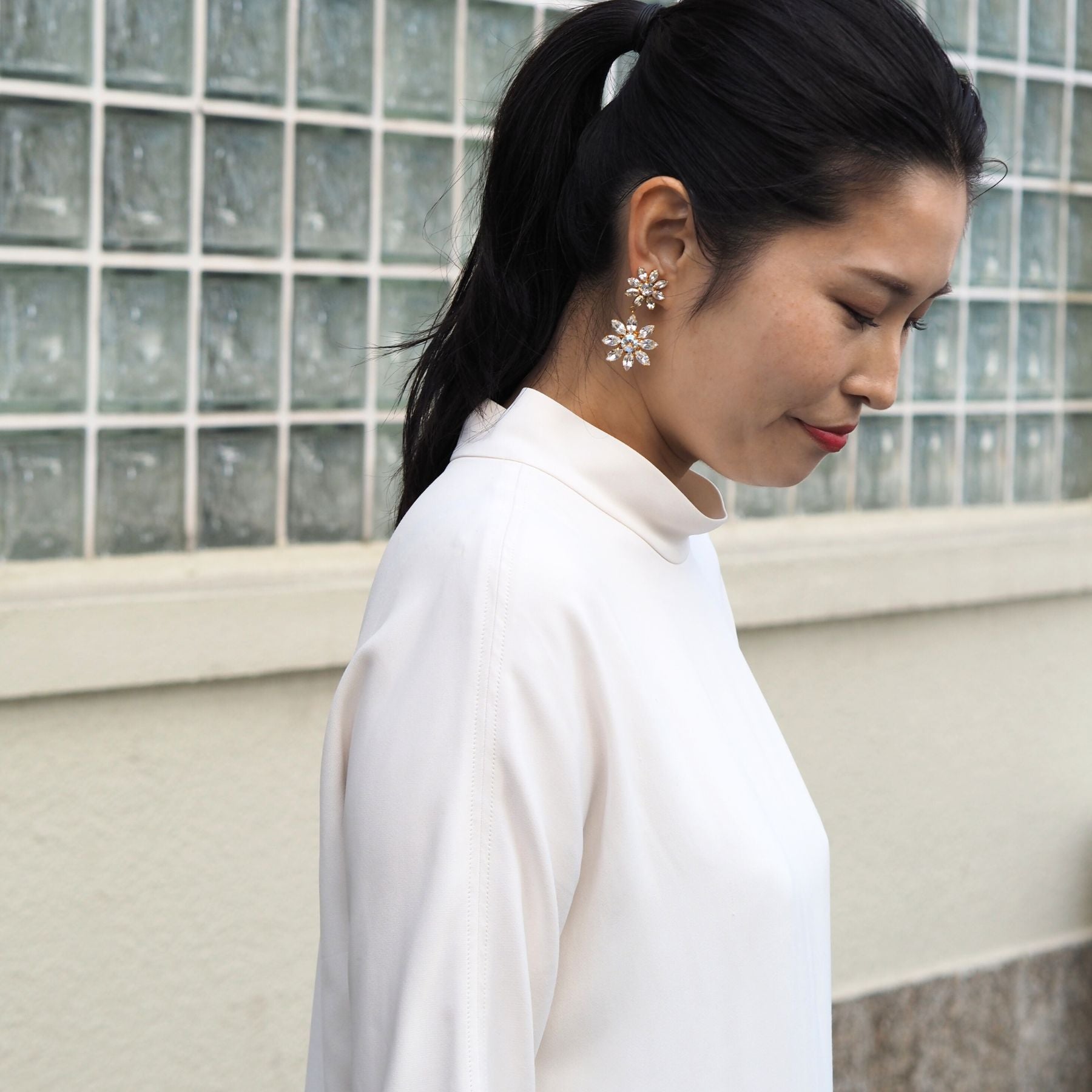 BLOOM イヤリング - masae公式オンラインストア|大ぶりイヤリング、花イヤリング、花モチーフ、ビジューアクセサリー、クリスタルガラス、揺れるイヤリング、スワロフスキーイヤリング、二連イヤリング、ブライダルイヤリング、結婚式イヤリング、ブライダルアクセサリー、プレ花嫁、谷まりあ着用、道重さゆみ着用、美人百花掲載、non-no掲載