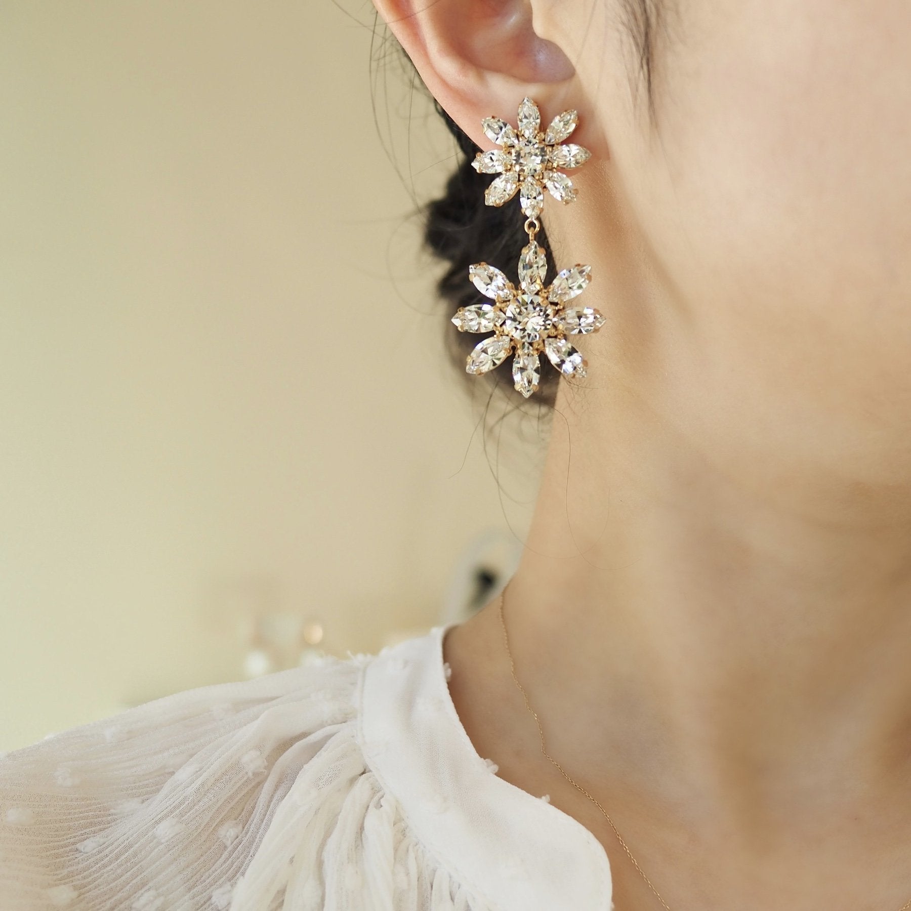 BLOOM ピアス - masae公式オンラインストア|大ぶりピアス、花ピアス、花モチーフ、ビジューアクセサリー、クリスタルガラス、揺れるピアス、スワロフスキーピアス、二連ピアス、ブライダルピアス、結婚式ピアス、ブライダルアクセサリー、プレ花嫁、谷まりあ着用、道重さゆみ着用、美人百花掲載、non-no掲載