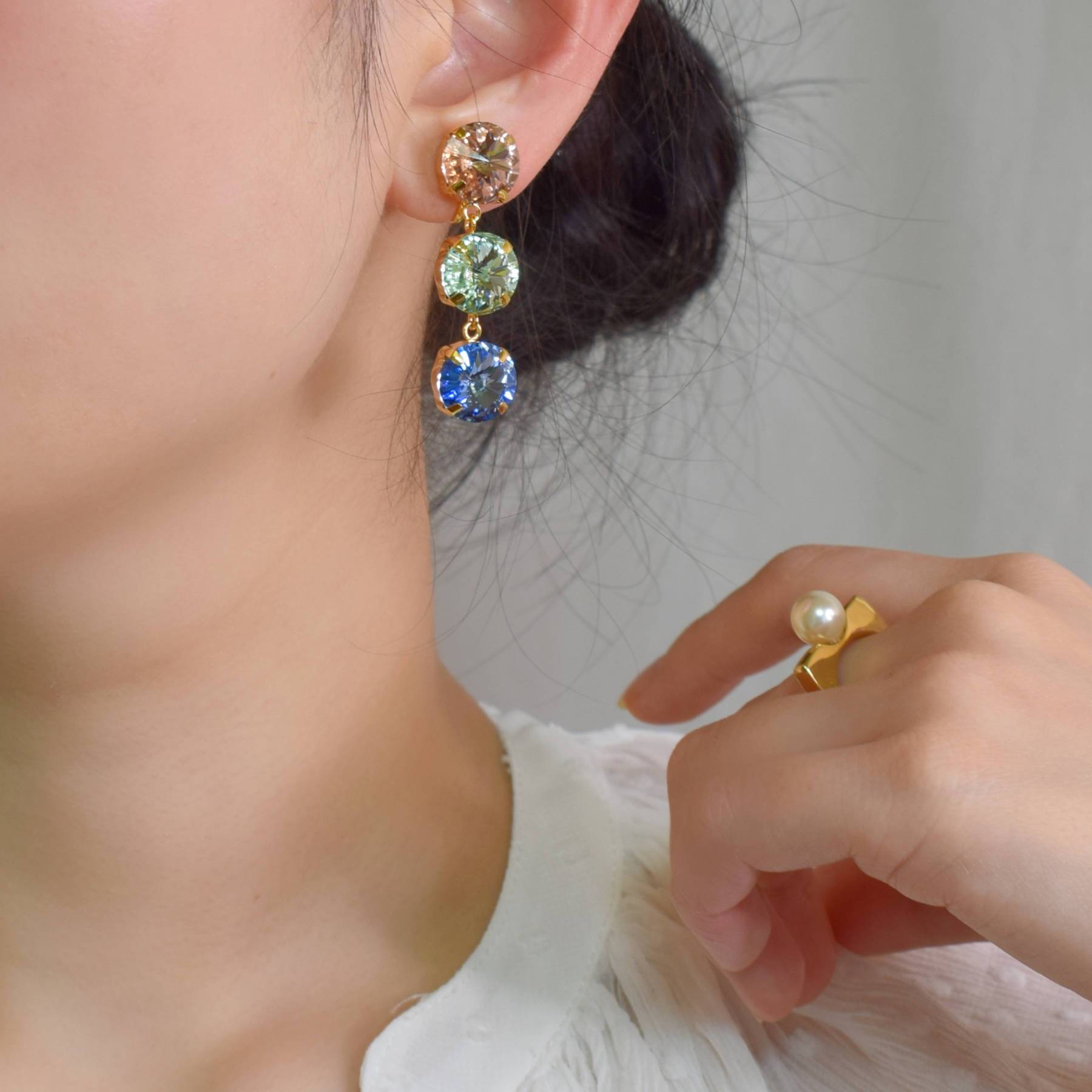 IRIA イヤリング - masae公式オンラインストア | ビジューイヤリング、クリスタルガラス、カラーアクセサリー、三連イヤリング、カラフルイヤリング、大ぶり、揺れるイヤリング、ロングイヤリング、ブライダルアクセサリー、結婚式、二次会、前撮り、お呼ばれアクセ、美人百花掲載、MORE掲載、non-no掲載、堀田茜着用、美香着用