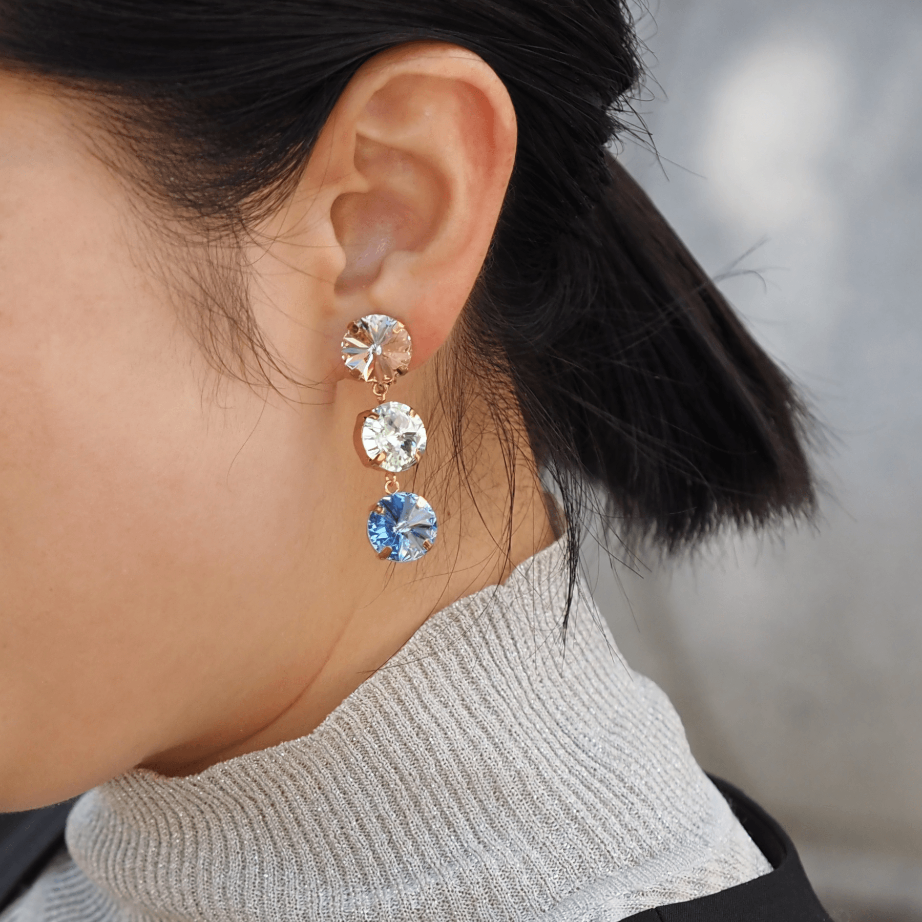 IRIA イヤリング - masae公式オンラインストア | ビジューイヤリング、クリスタルガラス、カラーアクセサリー、三連イヤリング、カラフルイヤリング、大ぶり、揺れるイヤリング、ロングイヤリング、ブライダルアクセサリー、結婚式、二次会、前撮り、お呼ばれアクセ、美人百花掲載、MORE掲載、non-no掲載、堀田茜着用、美香着用