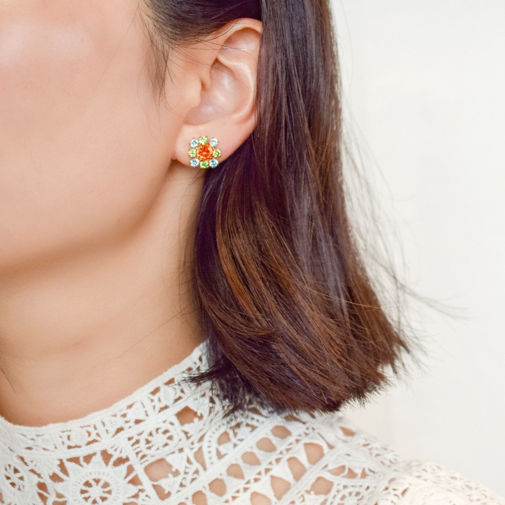 MINI FLOWER イヤリング -masae公式オンラインストア | ビジューピアス、クリスタルガラス、花モチーフ、花ピアス、スワロフスキーピアス、パーティーアクセサリー、カラーアクセサリー、オレンジピアス、フラワーピアス