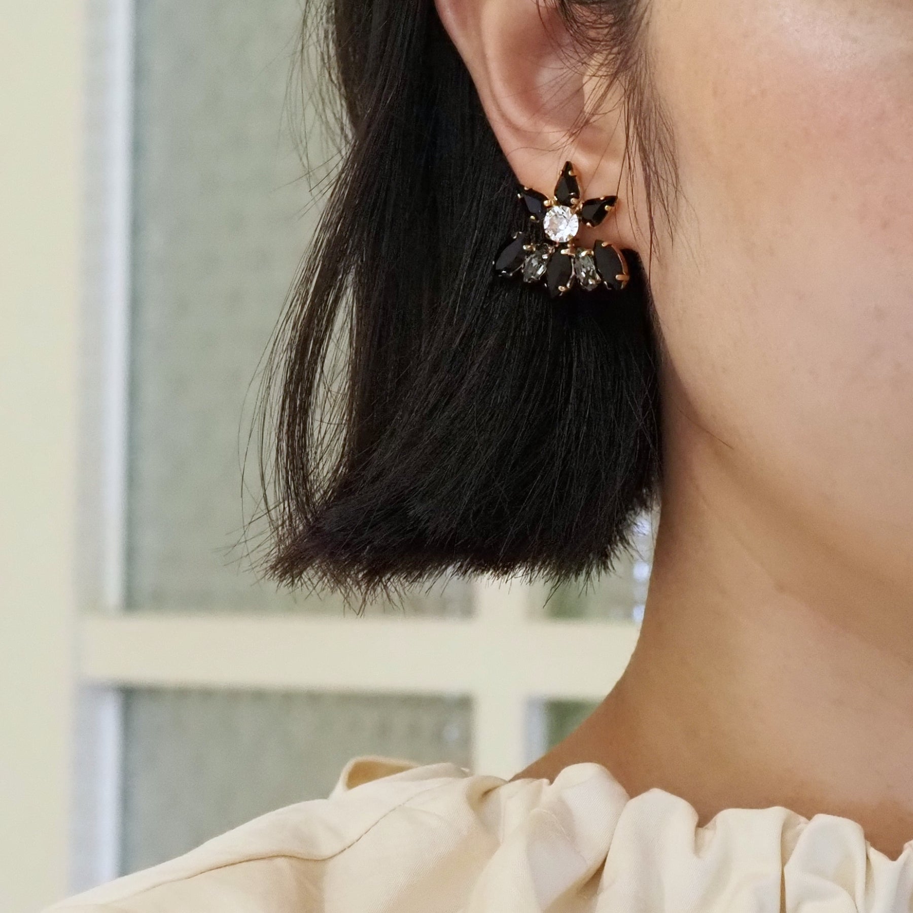PETALS イヤージャケット - masae公式オンラインストア|イヤージャケット、ビジューピアス、クリスタルガラス、花ピアス、花モチーフ、キラキラピアス、プレ花嫁、結婚式ピアス、ブライダルピアス、ブライダルアクセサリー、オケージョンシーン、お呼ばれピアス