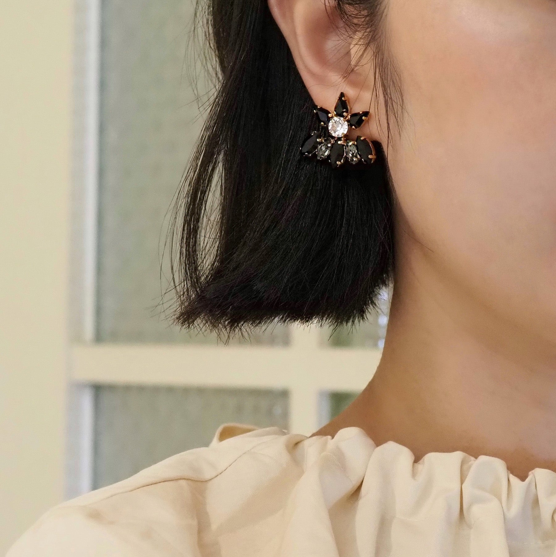 PETALS イヤリング - masae公式オンラインストア|ビジューイヤリング、クリスタルガラス、花イヤリング、花モチーフ、キラキライヤリング、プレ花嫁、結婚式イヤリング、ブライダルイヤリング、ブライダルアクセサリー、オケージョンシーン、お呼ばれイヤリング