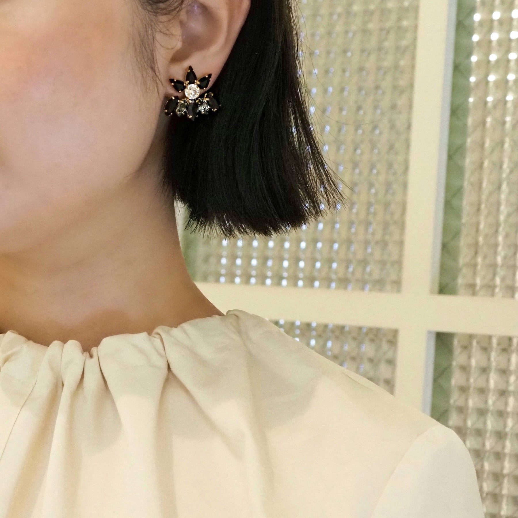 PETALS イヤリング - masae公式オンラインストア|ビジューイヤリング、クリスタルガラス、花イヤリング、花モチーフ、キラキライヤリング、プレ花嫁、結婚式イヤリング、ブライダルイヤリング、ブライダルアクセサリー、オケージョンシーン、お呼ばれイヤリング