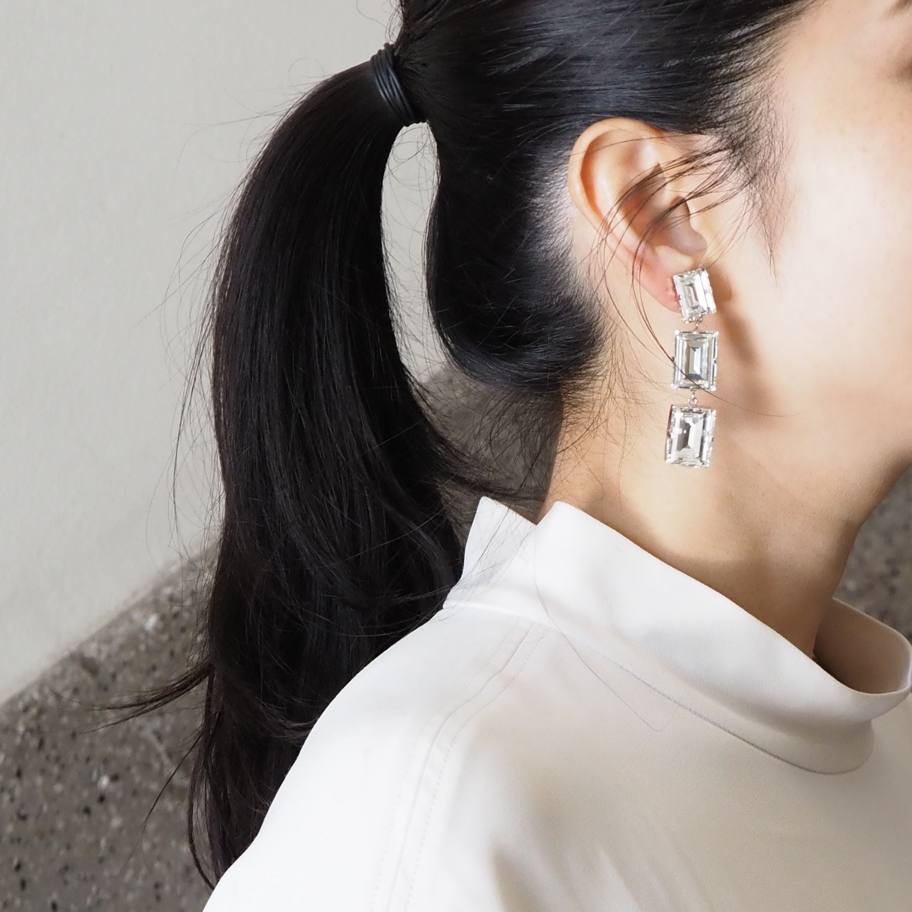 SIBRI ピアス - masae公式オンラインストア|ビジューピアス、3連ピアス、四角ピアス、大ぶりピアス、揺れるピアス、キラキラアクセサリー、クリスタルガラス、オケージョンシーン、ドレスアップピアス、前撮りピアス、結婚式ピアス、ブライダルピアス、ブライダルアクセサリー、南明奈着用、森絵梨佳着用、アンミカ着用、谷まりあ着用、ヨンア着用、泉里香着用、美的掲載、Sweet掲載、美人百花掲載、MAQUIA掲載