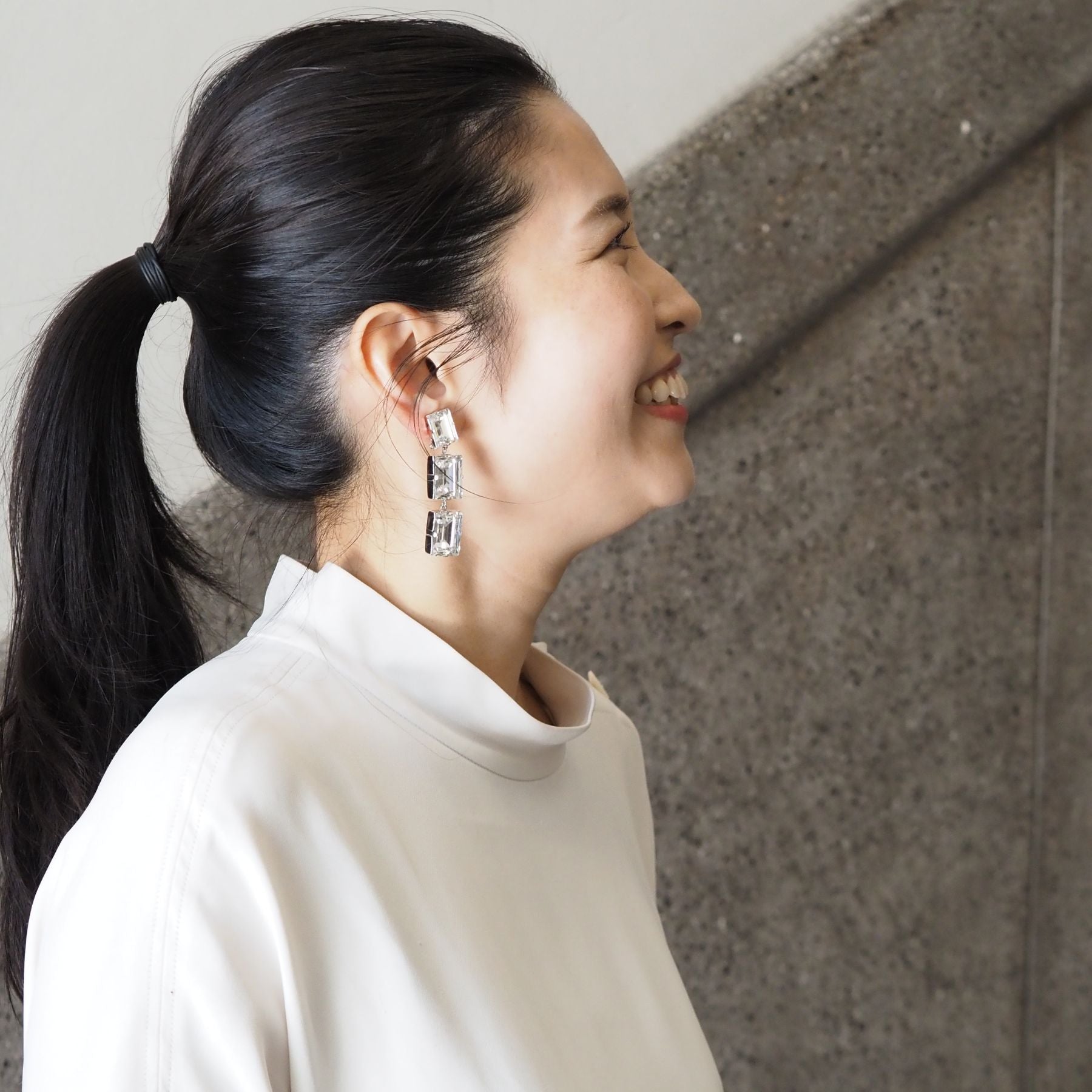 SIBRI ピアス - masae公式オンラインストア|ビジューピアス、3連ピアス、四角ピアス、大ぶりピアス、揺れるピアス、キラキラアクセサリー、クリスタルガラス、オケージョンシーン、ドレスアップピアス、前撮りピアス、結婚式ピアス、ブライダルピアス、ブライダルアクセサリー、南明奈着用、森絵梨佳着用、アンミカ着用、谷まりあ着用、ヨンア着用、泉里香着用、美的掲載、Sweet掲載、美人百花掲載、MAQUIA掲載