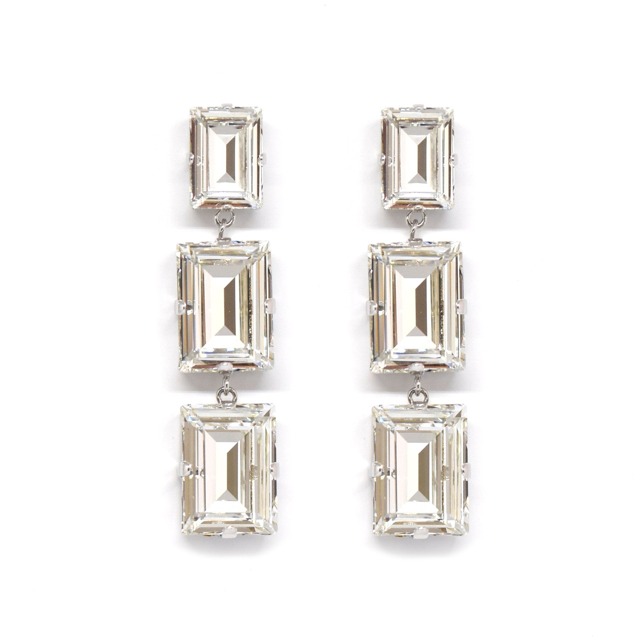 SIBRI ピアス - masae公式オンラインストア|ビジューピアス、3連ピアス、四角ピアス、大ぶりピアス、揺れるピアス、キラキラアクセサリー、クリスタルガラス、オケージョンシーン、ドレスアップピアス、前撮りピアス、結婚式ピアス、ブライダルピアス、ブライダルアクセサリー、南明奈着用、森絵梨佳着用、アンミカ着用、谷まりあ着用、ヨンア着用、泉里香着用、美的掲載、Sweet掲載、美人百花掲載、MAQUIA掲載